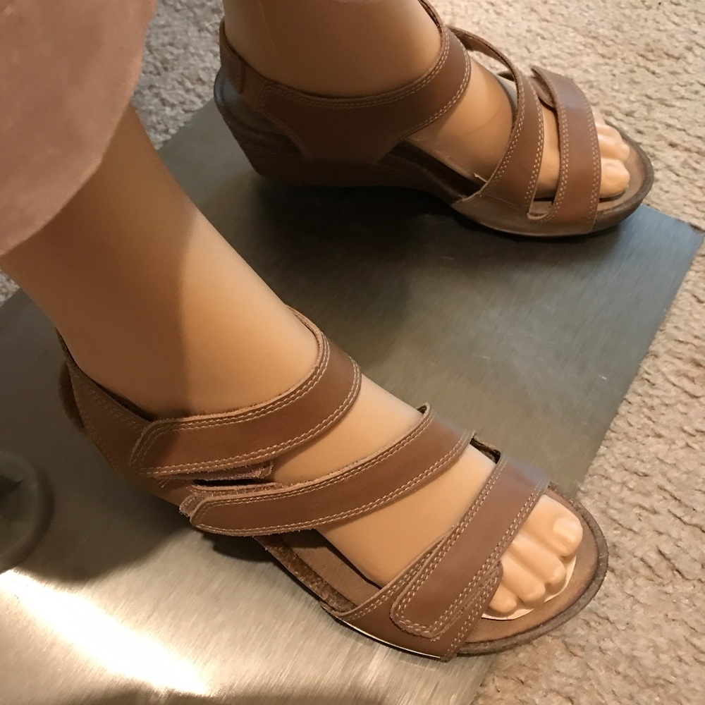 CLARKS soft cushion Sandals 6.5